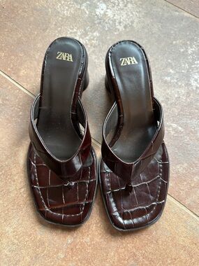ZARA Dark Brown Croc-Embossed Thong Block Heel Sandals 36/6